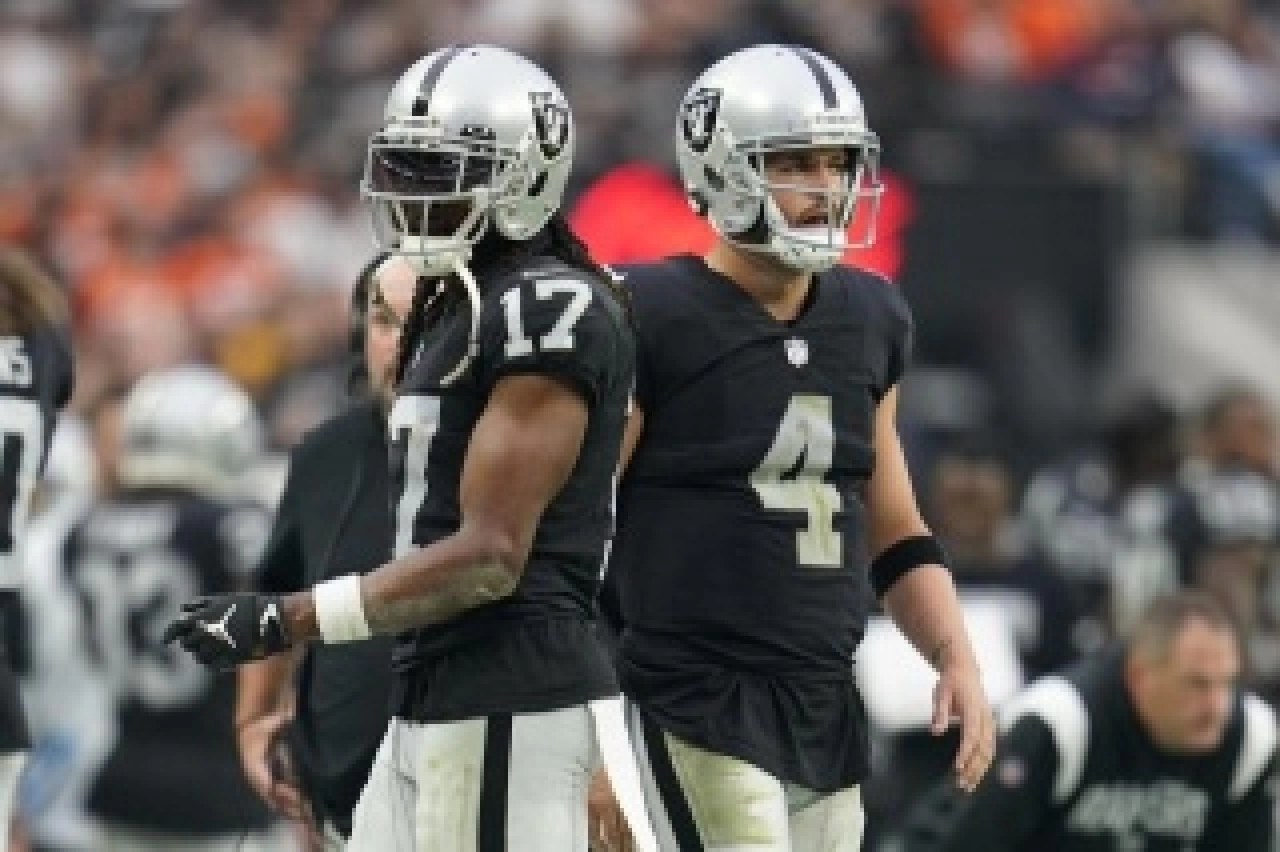 Raiders Bench QB Derek Carr, He Steps Away From Team
