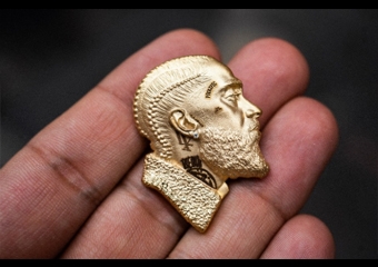 CHARLAMAGNE GIVES LAUREN LONDON GOLD NIPSEY PIECE