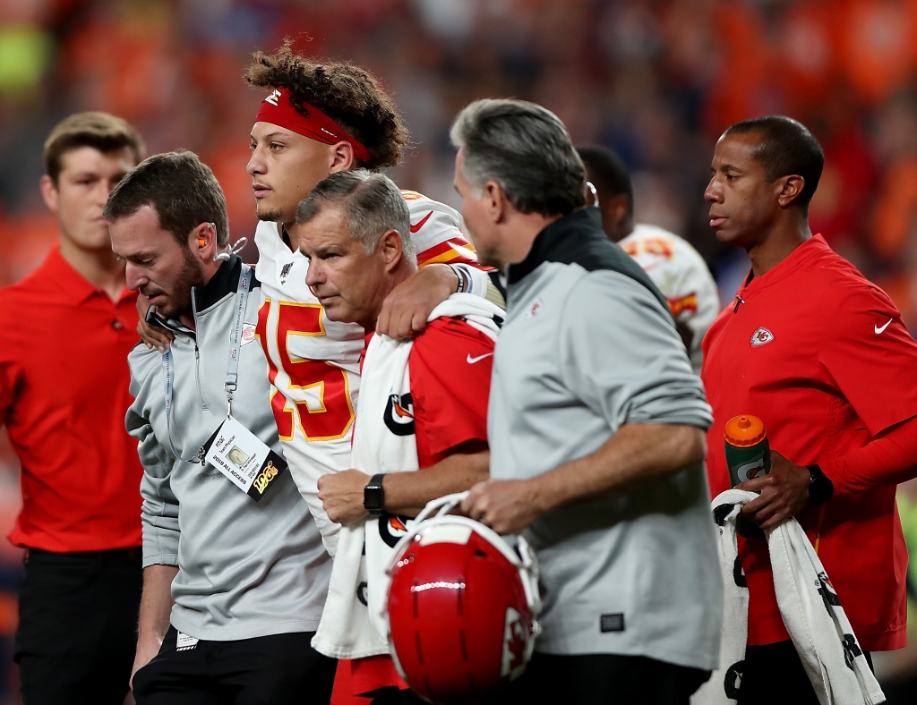 WILL PATRICK MAHOMES' BAD KNEE END HIS SEASON?