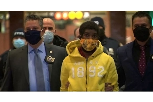 BK HOMELESS MAN ATTACKS LIGHT SKIN WOMEN